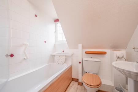 Chestnut Apartment Bathroom