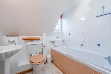 Beech Apartment Bathroom