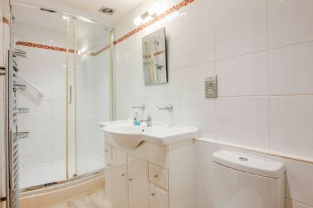 Maple Apartment Bathroom