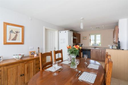 Kitchen & Dining Area