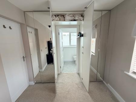 Fitted wardrobes/en-suite