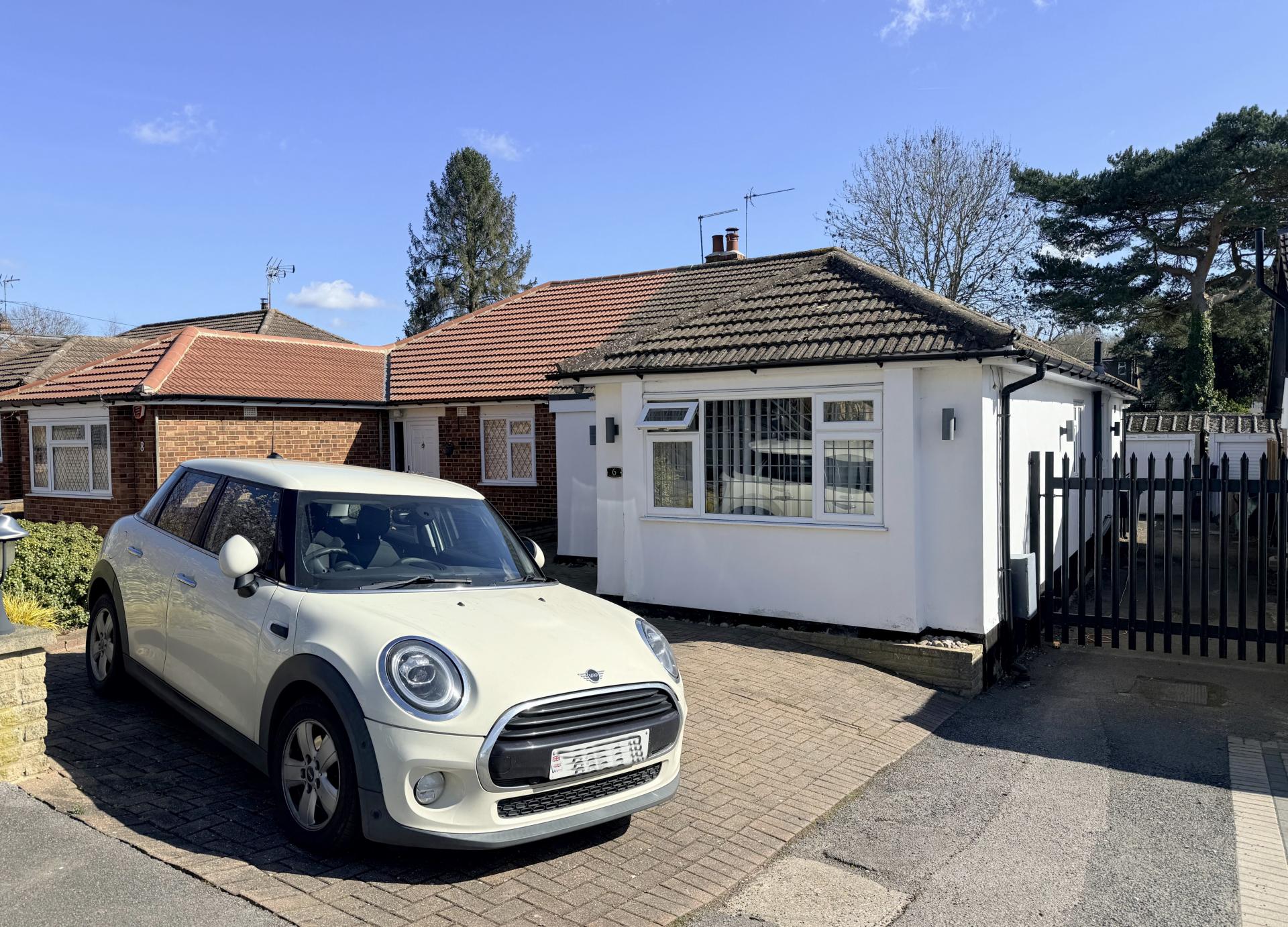 Oaklands Avenue, Brookmans Park, AL9