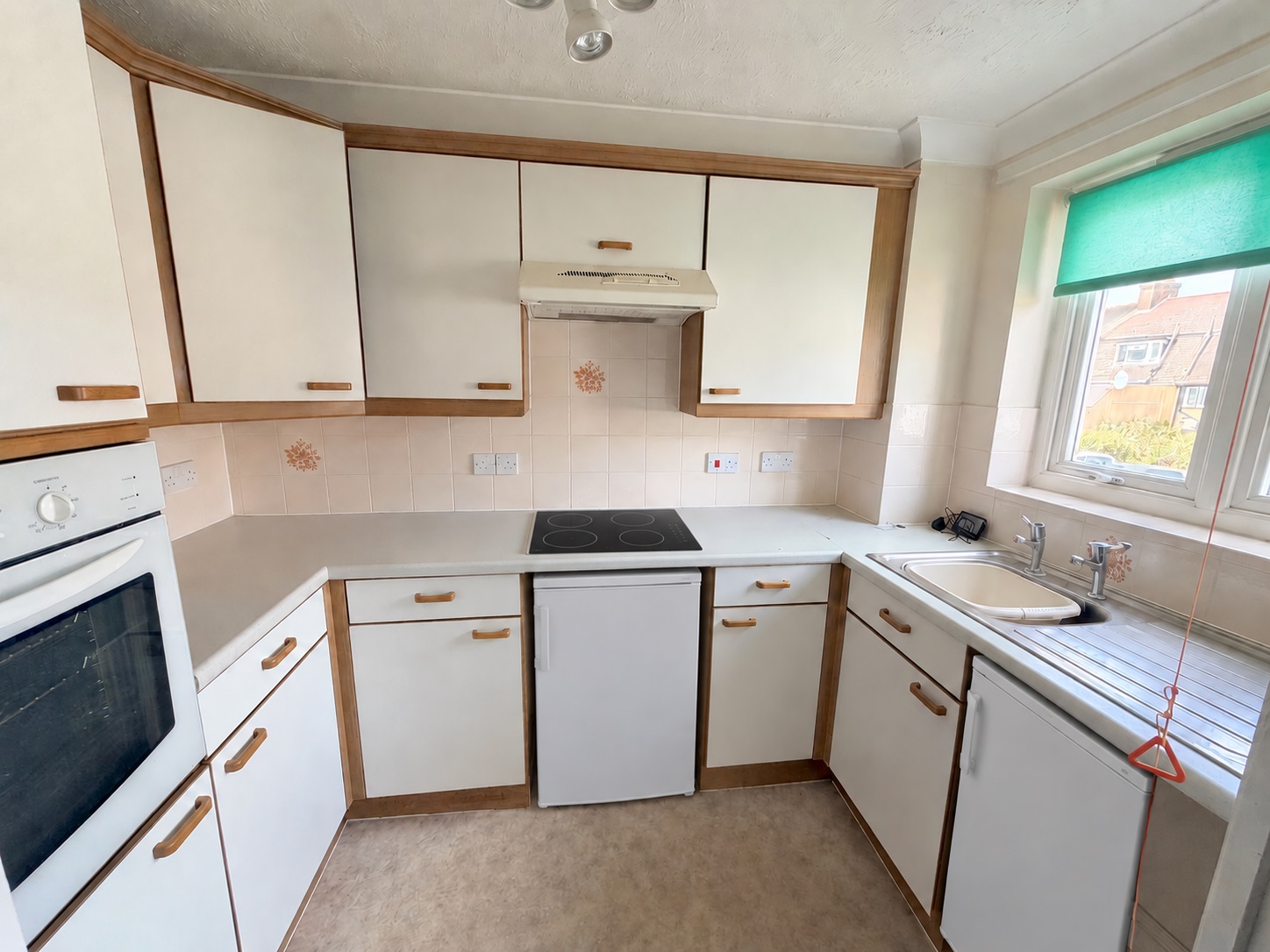 RETIREMENT APARTMENT.  Potters Court, Darkes Lane, Potters Bar