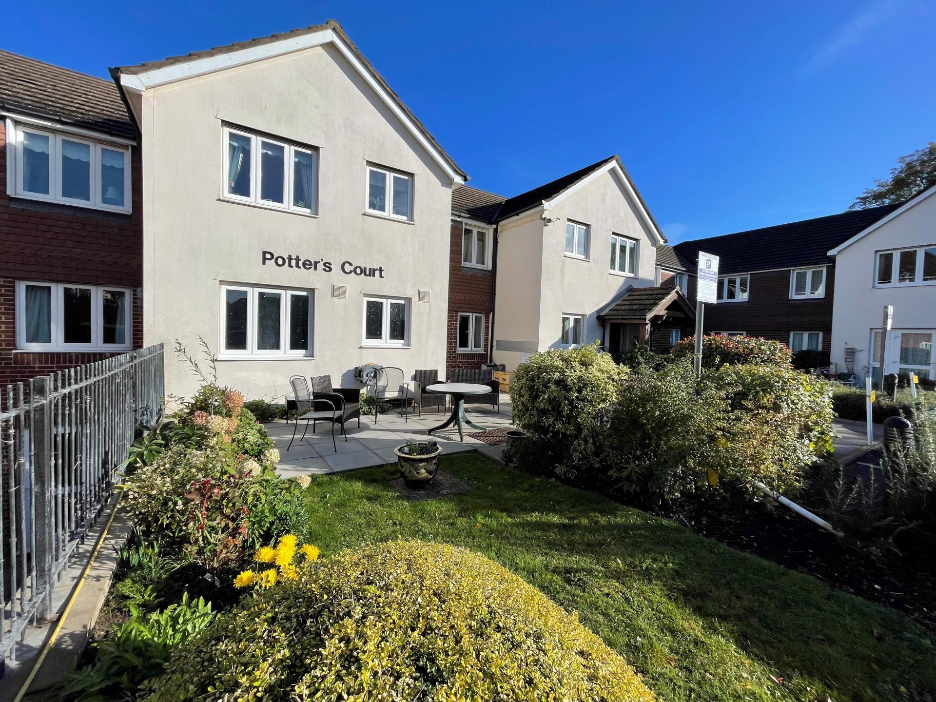 RETIREMENT APARTMENT.  Potters Court, Darkes Lane, Potters Bar