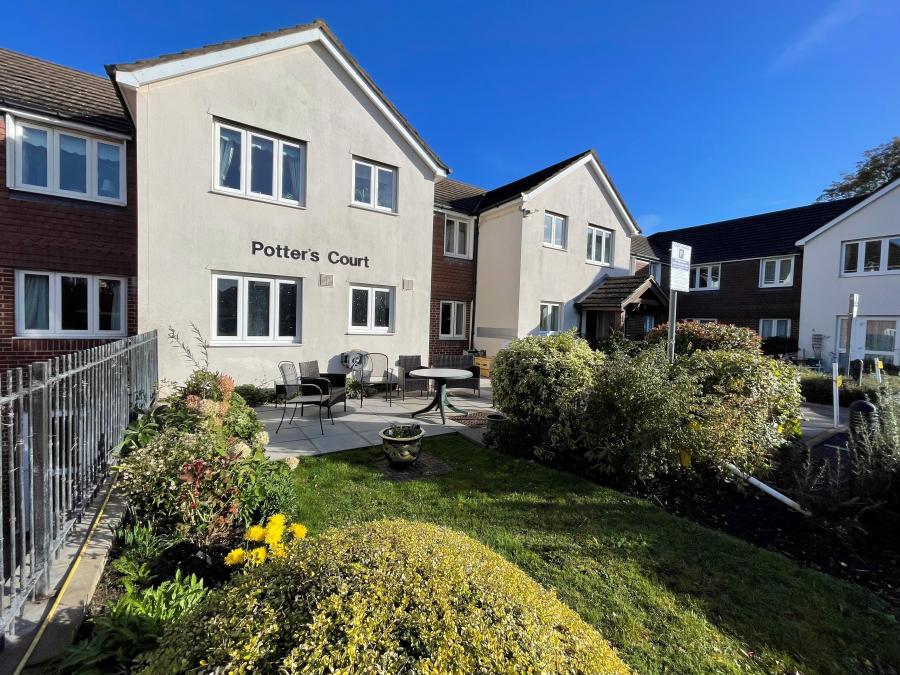 RETIREMENT APARTMENT. Potters Court, Darkes Lane, Potters Bar