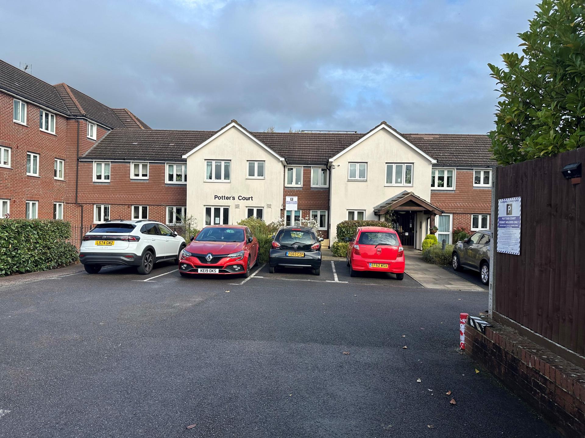 RETIREMENT APARTMENT.  Potters Court, Darkes Lane, Potters Bar
