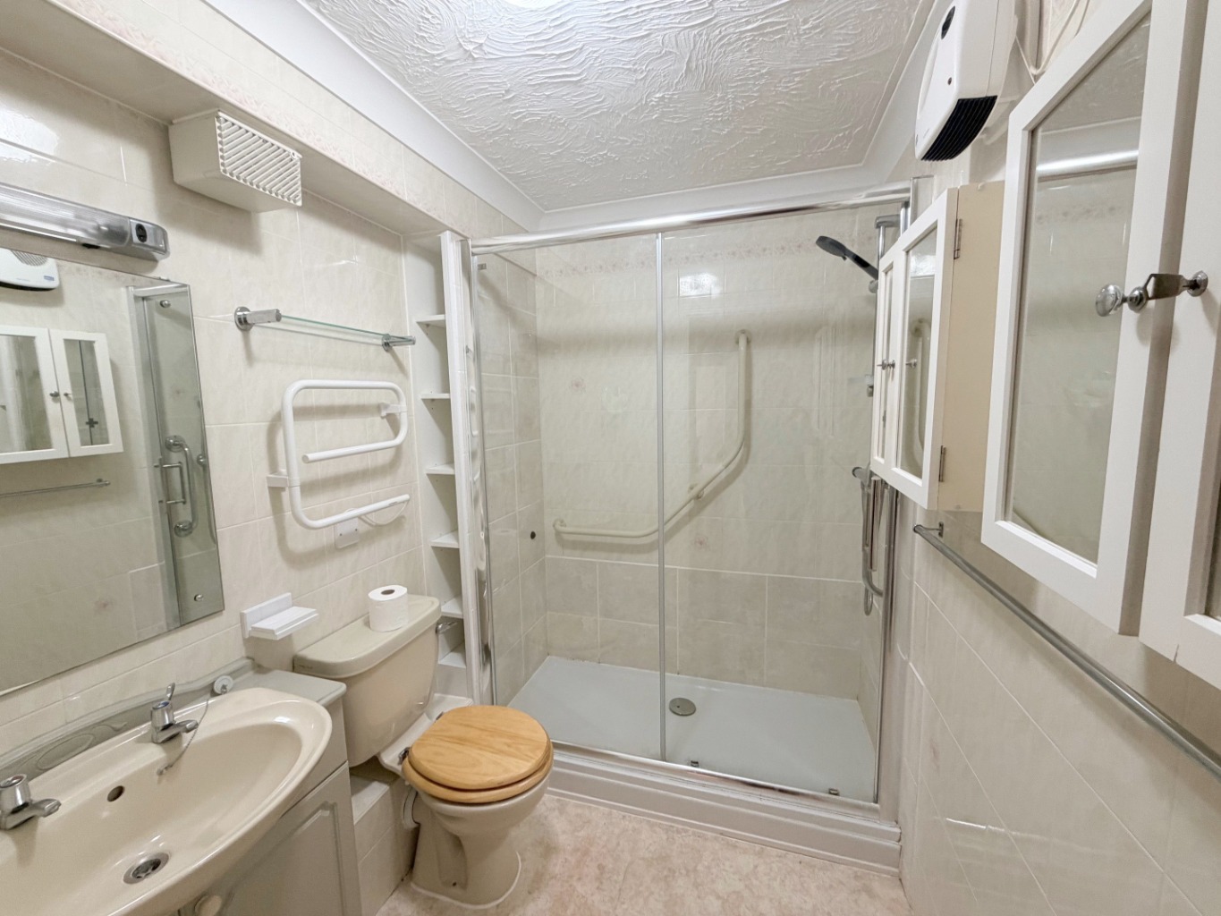 Potters Court, Darkes Lane, Potters Bar, Hertfordshire, EN6 2HS