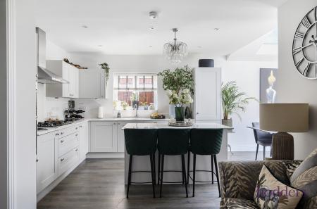 046db717-19dd-4cd...