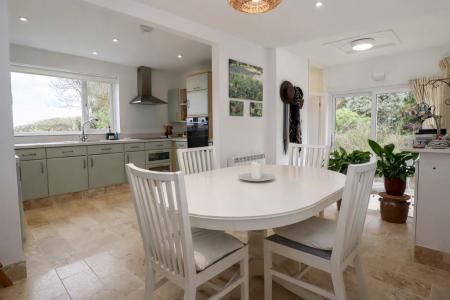 Dning room to kitche