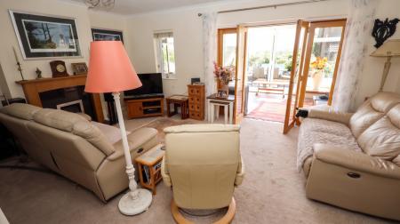 Sitting room to cons