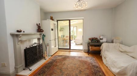 Dining room to garde