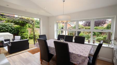 Dining room to garde