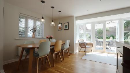 Dining room to garde
