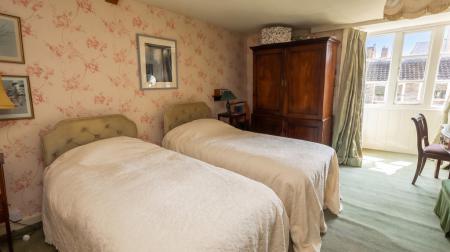 Guest bedroom alt an