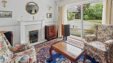 Sitting room to gard