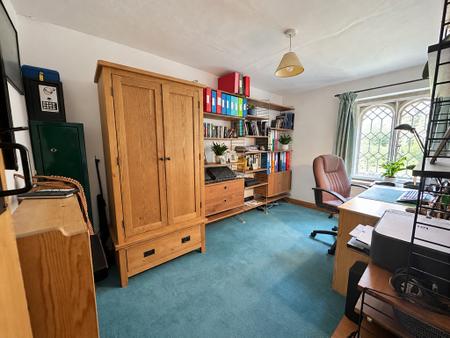 Bedroom/ Study