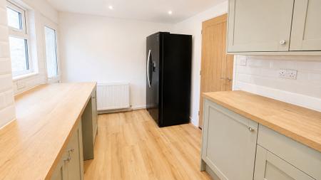 Kitchen opposite vie