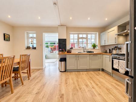 Kitchen/ Dining Room