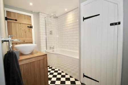 Family bathroom 1