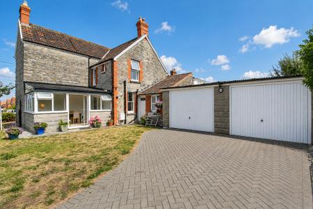 Driveway/Garage/Gard