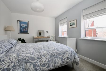 Bay window to the fr