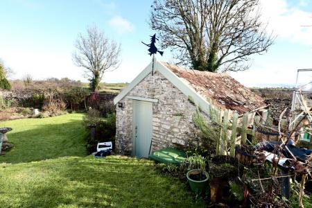 Carthouse and drivew