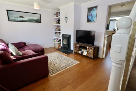 Sitting room with fi