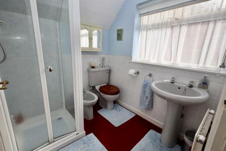 Shower room (1st Flo