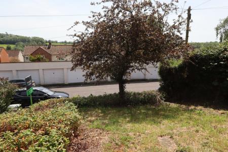 Garden to front and