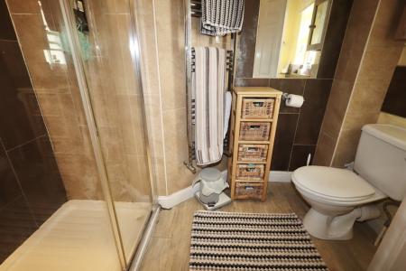 Ensuite to bedroom o