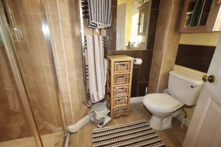 Ensuite to bedroom o