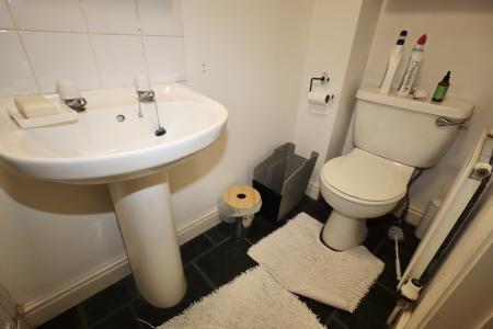Ensuite to bedroom t