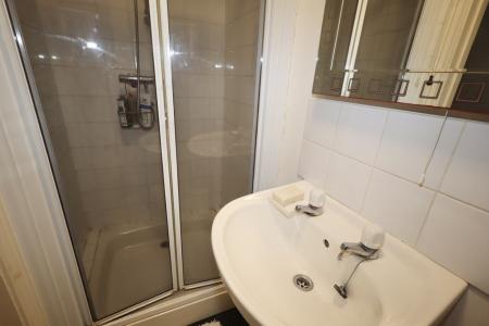 Ensuite to bedroom t