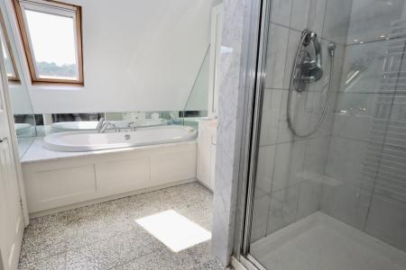En suite with separa