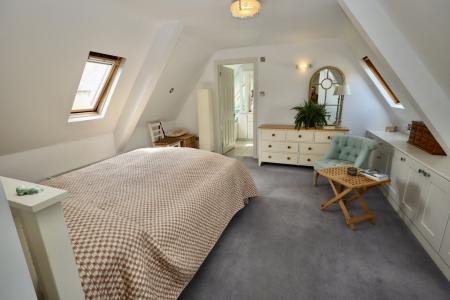 Bedroom 1 with en su