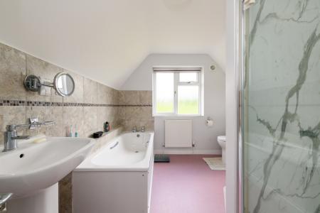 En suite to bedroom