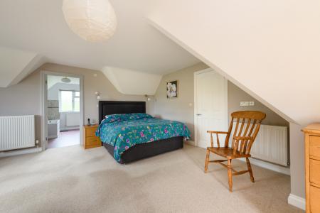 Bedroom 1 with en su