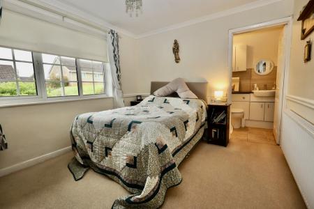 Bedroom 1 with en su