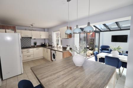 Kitchen through to g