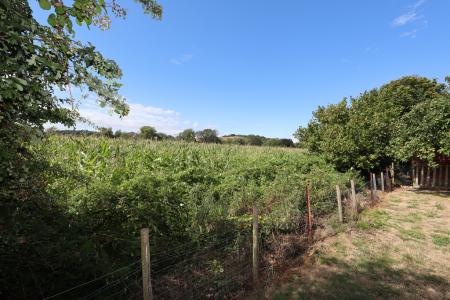 Arable farmland to r