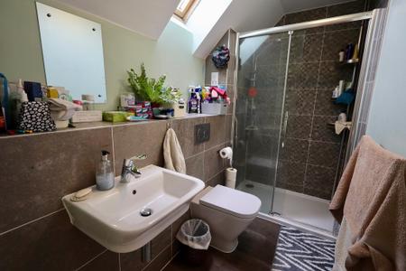 En suite to bedroom