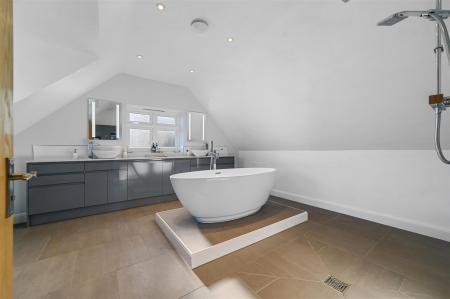 En-suite to principal