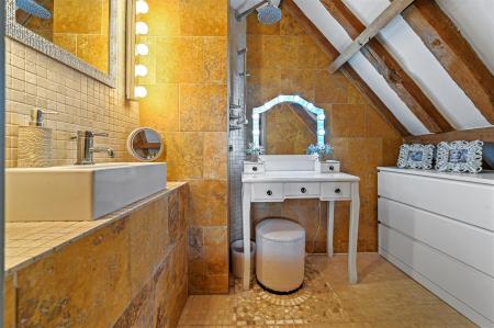 EN-SUITE TO BEDROOM ONE