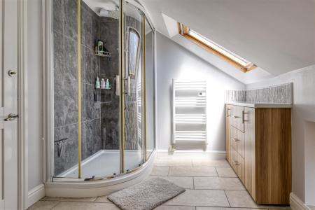 EN-SUITE TO BEDROOM ONE