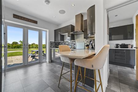 OPEN PLAN LIVING - KITCHEN