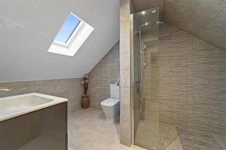 EN-SUITE TO SECOND FLOOR BEDROOM