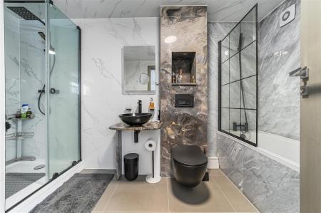 EN-SUITE BATHROOM TO BEDROOM ONE