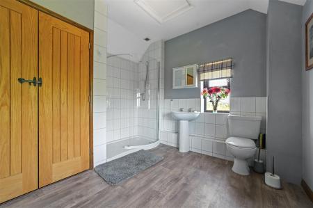 FAMILY SHOWER ROOM