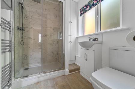FAMILY SHOWER ROOM