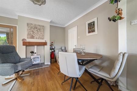 SNUG/DINING AREA